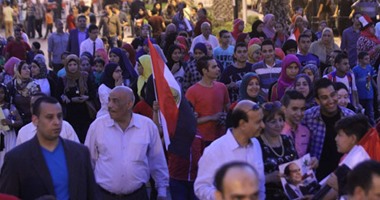 "مستقبل وطن" يوزع كتيبات "22 شهرا من إنجازات الرئيس" باحتفالات عابدين