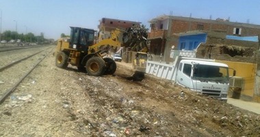 بالصور.. حملة مكبرة لرفع تراكمات القمامة بدراو أسوان