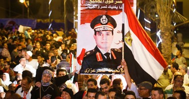 أحمد جمال يشعل حماس المواطنين بميدان عابدين بأغنية "مفيش أغلى من وطن"