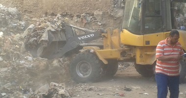 بالصور.. "الجيزة" ترفع 170 طن قمامة من أرض مطار إمبابة