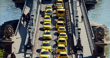 بالصور.. سائقو الأجرة فى المجر يقطعون جسر حيوى للمطالبة بإلغاء "أوبر"