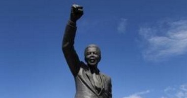 تمثال ضخم للمناضل الأفريقى الراحل نيلسون مانديلا فى مدينة رام الله