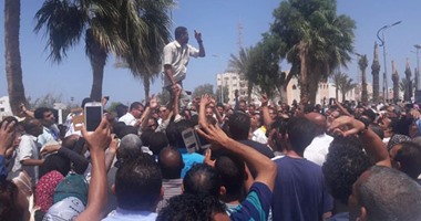 أعضاء جمعية "حسان" للإسكان يحاصرون ديوان "البحر الأحمر" بسبب الأراضى المخصصة