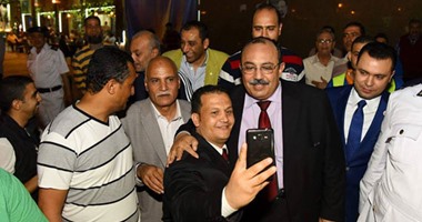 بالصور.. محافظ الاسكندرية يلتقط الصور السيلفى إحتفالا بتحرير سيناء بسيدى جابر