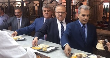 بالصور.. رئيس وأعضاء مجلس جامعة القاهرة يتناولون الغداء بمدينة الطلاب
