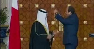 بالفيديو..الرئيس السيسى يمنح ملك البحرين قلادة النيل