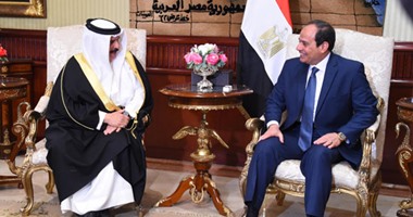 الرئيس السيسي يرحب بالعاهل البحرينى ويمنحه قلادة النيل