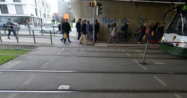 إشارات مرور مبتكرة بألمانيا مخصصة لمستخدمى الهواتف أثناء السير فى الشوارع