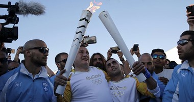 السورى إبراهيم الحسين يحمل الشعلة الأولمبية