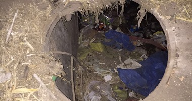 بلاعات صرف بدون غطاء وقمامة تحاصر شوارع قرية منشية البدوى فى الدقهلية