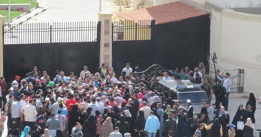 بالصور.. متظاهرو الإسكان ببورسعيد يحتجون على قرار حرمانهم من وحدة سكنية