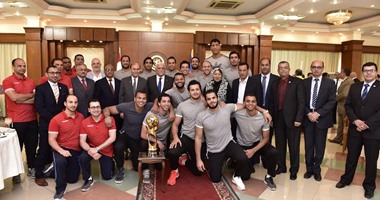 بالصور.. "قناة السويس": مُهاب مميش يكرم فراعنة اليد لفوزهم ببطولة إفريقيا