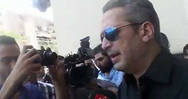 بالفيديو.. شاهد أول تعليق للإعلامى تامر أمين عقب تشييع جثمان والده