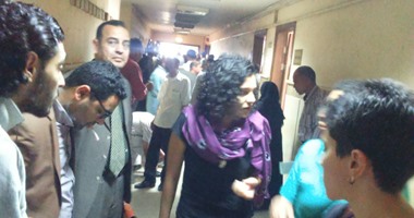 وصول سناء سيف النيابة للتحقيق معها بتهمة التحريض على التظاهر