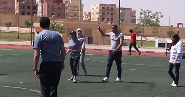 بالصور.. خالد بيبو يشارك طلاب الجامعات الخاصة مباراة كرة قدم فى اليوم الرياضى
