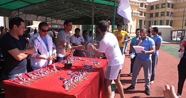 بالصور.. هشام حنفى وبيبو يسلمان كأس اليوم الرياضى لطلاب "msa"