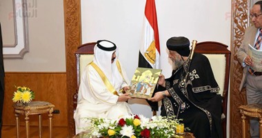 بالفيديو والصور.. البابا تواضروس يهدى ملك البحرين صورة للعائلة المقدسة أثناء التهنئة بعيد القيامة
