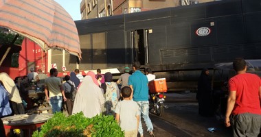 بالصور.. زحام مرورى بـ"إمبابة" بعد خروج عربة قطار بضائع عن القضبان