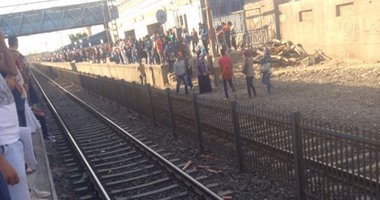بالصور.. تعطل حركة مترو حلوان.. والمواطنون يسيرون على القضبان