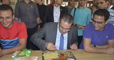 رئيس جامعة المنصورة يعنف إدارة مطاعم الجامعة بعد تناوله وجبة كشرى سيئة