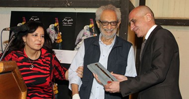 خالد سرور يكرم ناجى شاكر ويمنحه الريشة الذهبية بمركز الجزيرة للفنون
