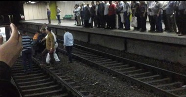 بالفيديو.. لحظة انتحار مواطن أسفل عجلات مترو أحمد عرابى
