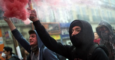 بالصور.. متظاهرون يشعلون قنابل دخان احتجاجا على تعديلات قانون العمل بفرنسا