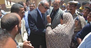 بالصور.. محافظ المنيا يفتتح أعمال تطوير 40 منزلاً بقرية عقيلة سعد