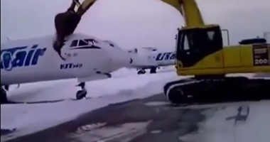 بالفيديو.. موظف بمطار روسى يعبر عن غضبه بتحطيم طائرة ركاب بآلة حفر