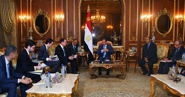 السيسي يبحث مع رئيس بلومبرج مشروعات الشركة بمصر ويرحب بزيادة الاستثمارات