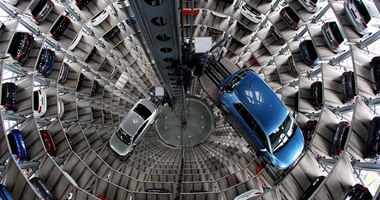 بالصور.. جولة تكشف عبقرية فولكس فاجن فى تخزين سياراتها داخل مصنعها