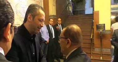 بالفيديو.. لحظة وصول صفوت الشريف عزاء الإعلامى أمين بسيونى.. وتامر يقبّله