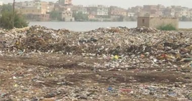 صحافة مواطن: تراكم القمامة على ضفاف نهر النيل وتلوث مياهه فى قرية "فزارة" بالبحيرة