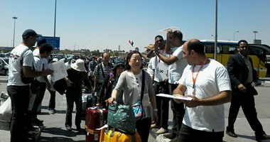 بالصور..  مطار القاهرة يستقبل 250 سائحا يابانيا