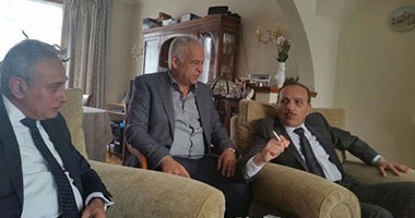 بالفيديو والصور: السفير المصرى وممثل عن البرلمان يزوران أسرة "شريف عادل"