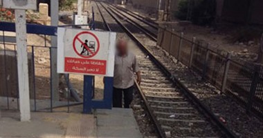 مواطن يعبر قضبان مترو محطة المعادى معرضا حياته للخطر