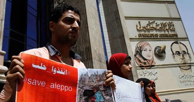 بالفيديو.. وقفة على سلالم نقابة الصحفيين تضامنًا مع أهالى حلب بسوريا