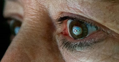 "جوجل" تستعد لزراعة كمبيوتر مصغر بالعين لتزويد ضعاف البصر بقوة خارقة