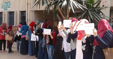 بالصور.. وقفة احتجاجية بـ"تمريض الإسكندرية" تضامناً مع ضحايا حلب