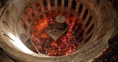 الآلاف يشعلون الشموع داخل كنيسة القيامة بالقدس احتفالا بسبت النور