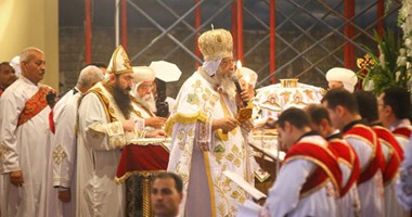 البابا تواضروس يشكر الرئيس على تهنئته بالعيد والكاتدرائية تشتعل بالتصفيق