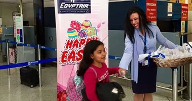 بالصور.. مصر للطيران بأثينا توزع هدايا على عملائها احتفالاً بأعياد الربيع