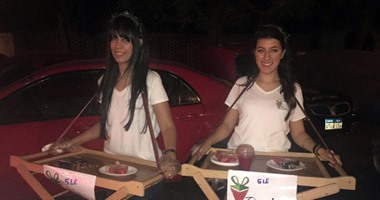 بالصور.."سارة و ميار"تقتحمان سوق العمل ببيع عصير البطيخ بشوارع مصر الجديدة