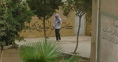 صحافة المواطن.. مديرة مدرسة البدرشين الإعدادية تعاقب الطالبات بتنظيف الفناء