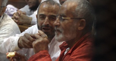 محمد بديع يتناول الفاكهة داخل قفص الاتهام  فى قضية أحداث "عنف الإسماعيلية"