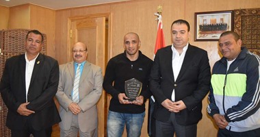 محافظ الفيوم يُكرم بطل إفريقيا فى الملاكمة