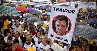 بالصور.. عشرات الآلاف يتظاهرون فى كولومبيا ضد عملية السلام مع المتمردين