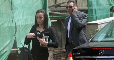 بالفيديو..أسرة سامح سيف اليزل تلقى نظرة الوداع على الجثمان قبل مغادرة المستشفى