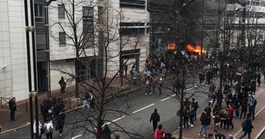 بالصور.. طلاب معارضون لقانون العمل يشعلون النار بمدرسة ثانوية فى باريس