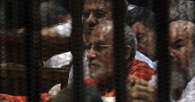 وصول "محمد بديع" معهد الأمناء بطرة لنظر محاكمته بـ"أحداث العدوة"